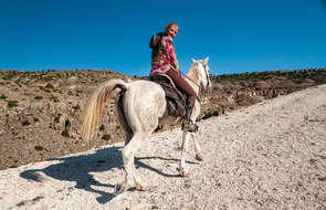 Cavalière à cheval en Cappadoce