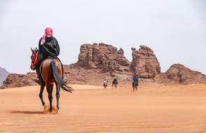 Quatre cavaliers dans les dunes d'Al Ula