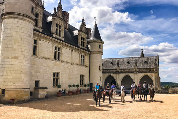 groupe de cavaliers devant le chateau d'amboise