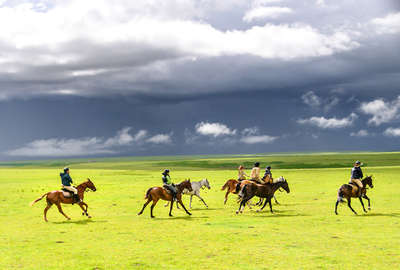 Cavaliers dans les plaines de Tanzanie