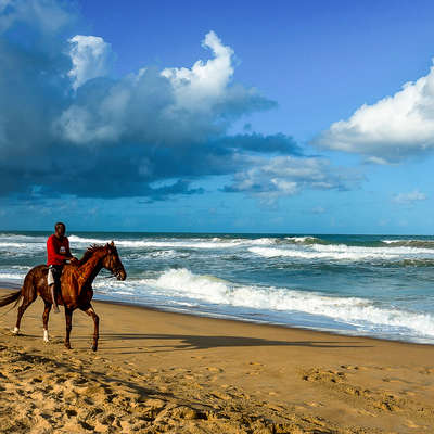 A cheval sur la plage de Madagascar