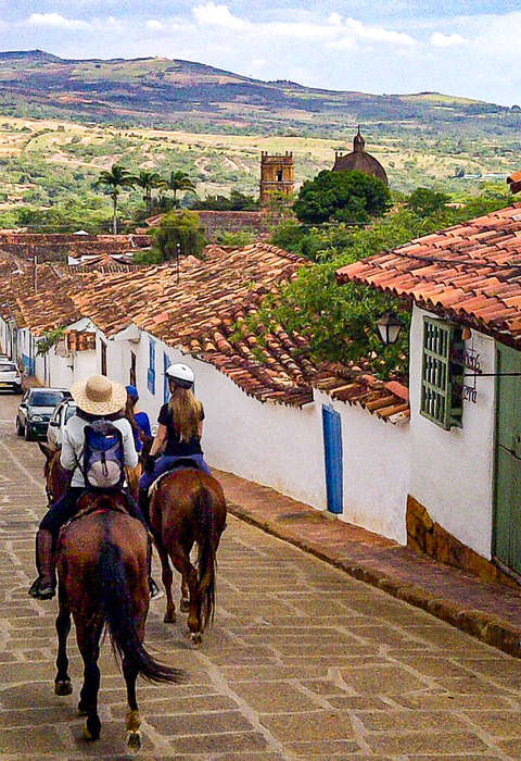 Cavalières dans un village en Colombie